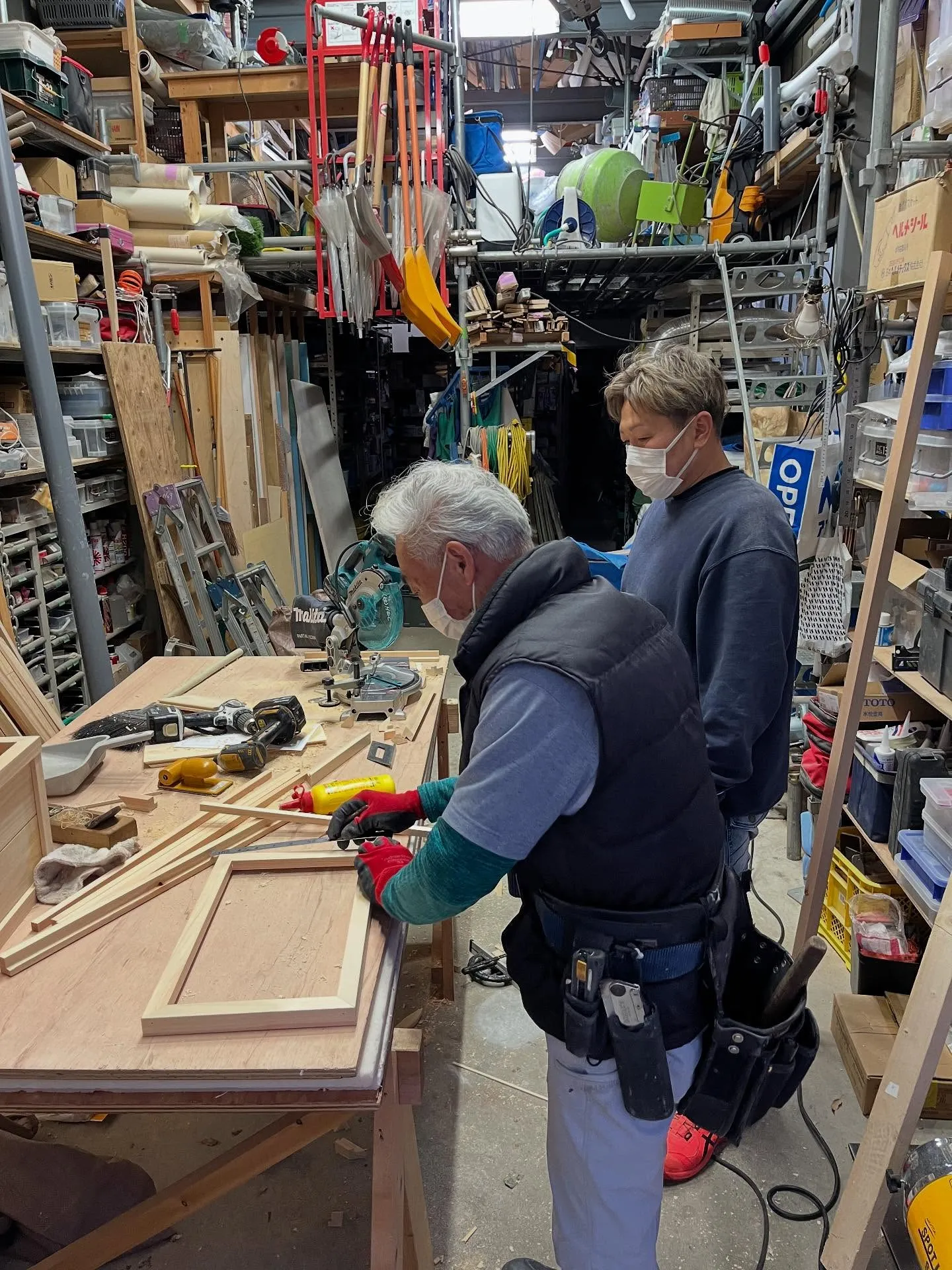 大工さんが試行錯誤でお賽銭箱作成中(^^)